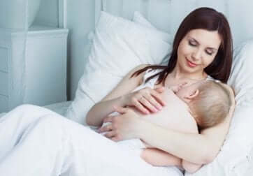 Une maman qui allaite.