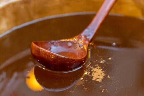 Un bol de miel de sarrasin.