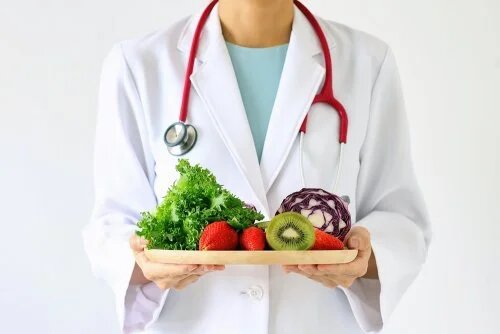 Un nutrionniste proposant de manger des fruits et légumes.