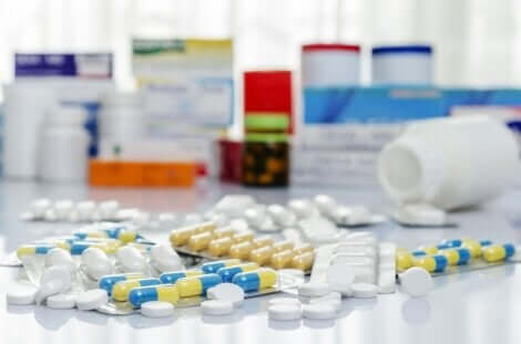 Des médicaments sous forme de comprimés.