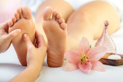 Plantes des pieds jaunes : pourquoi cela se produit-il ?