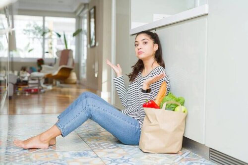 Femme se demandant pourquoi je ne perds pas de poids.
