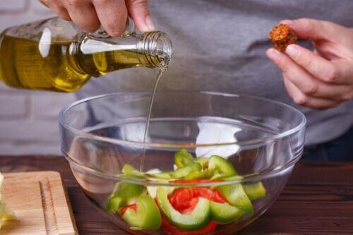 Préparation d'une salade fraîche.