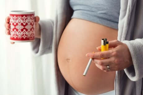 Une femme enceinte qui fume.