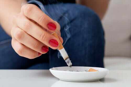 Une cigarette qui se consume.