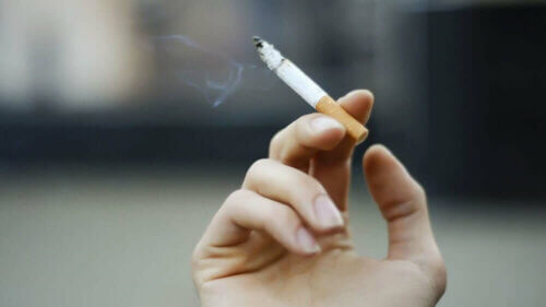 Une main avec une cigarette.