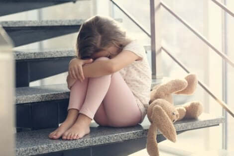 Une jeune fille triste.