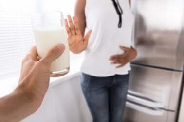 Une femme qui dit non à un verre de lait. 