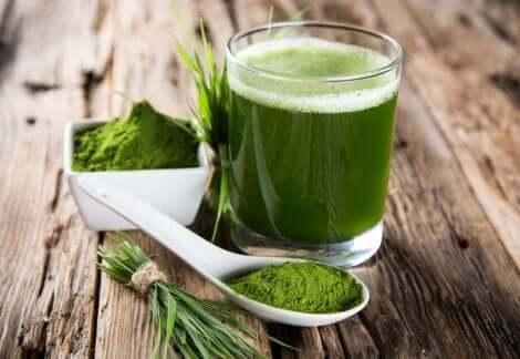 Verre de spiruline.