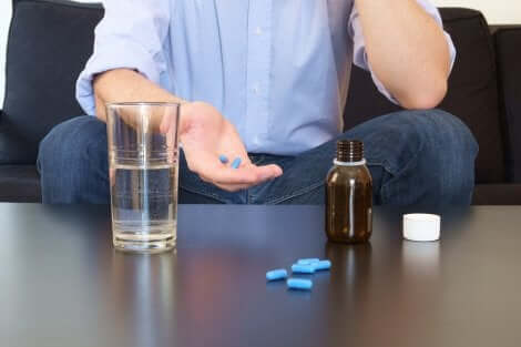 Pilules de viagra avec un verre d'eau. 