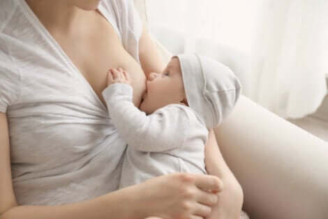 Allaitement maternel d'un bébé.