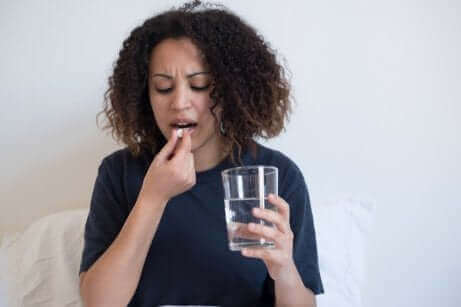 Une femme prenant de l'aspirine.