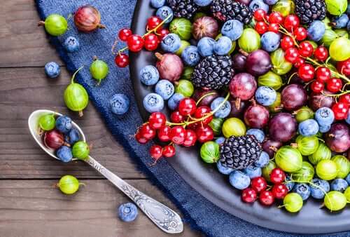 Plat de fruits rouges.