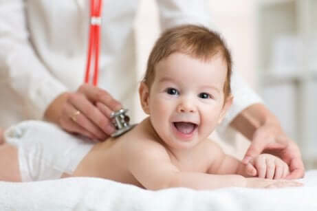 Un bébé chez le pédiatre.