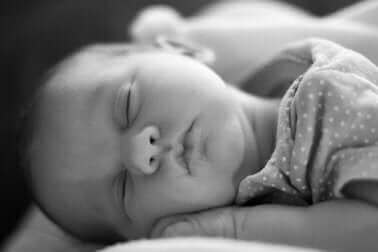 Un bébé qui dort.