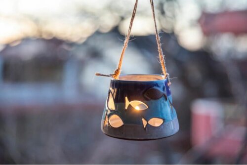 Un bougeoir décoratif.