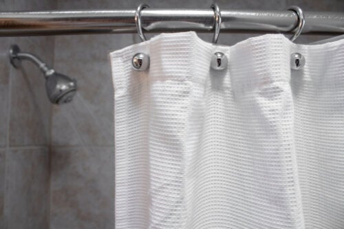 5 astuces pour nettoyer les rideaux de salle de bain et empêcher la moisissure