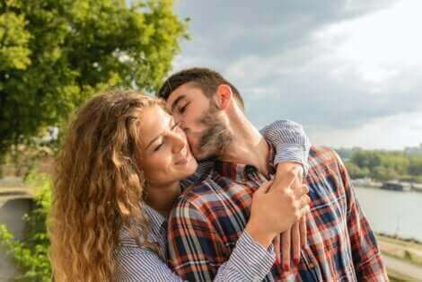 Un couple s'embrassant.