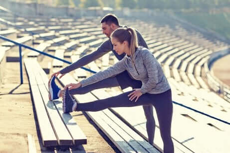 Un couple qui fait du sport.