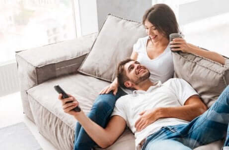 Un couple sur un canapé.