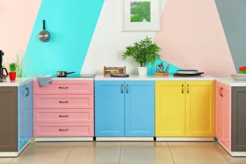 Les couleurs pastel d'une cuisine.