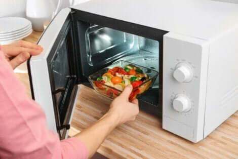 Cuisiner au micro-ondes.
