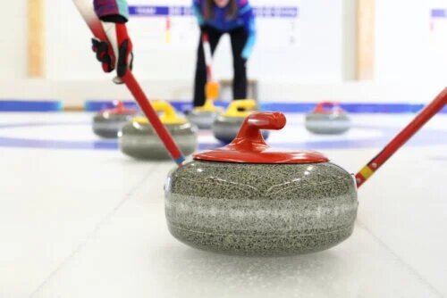 Curling : ce que vous devez savoir sur ce sport d'hiver