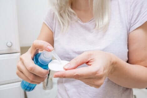 De l'eau micellaire sur un coton.