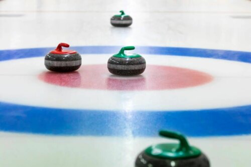 Le curling se joue sur la glace.