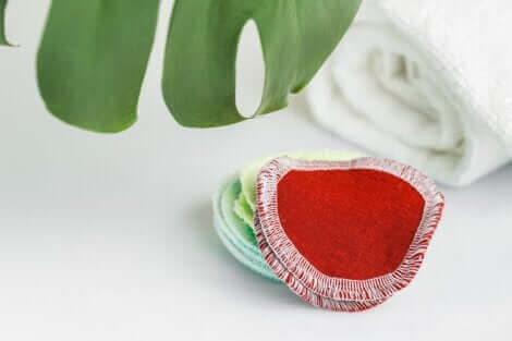 Des disques démaquillants en tissu.