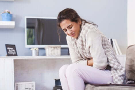 Une femme avec une douleur abdominale.