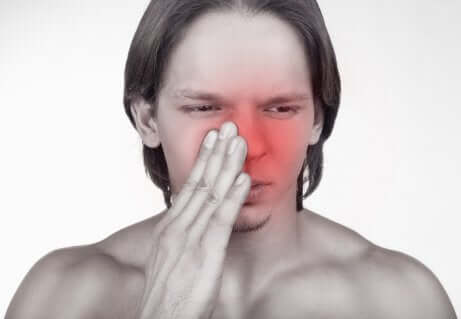 Une douleur au nez.