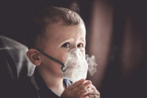 Un enfant avec un masque d'oxygène. 