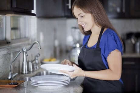 Une femme faisant la vaisselle.