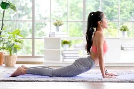 Des étirements de yoga contre l'ostéoarthrite.