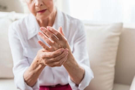 Une femme souffrant d'arthrite dans les mains. 
