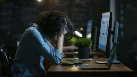 Une femme devant un ordinateur.