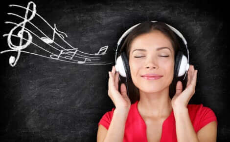 Ce syndrome n'est pas lié à la sensation agréable d'écouter des mélodies pour le plaisir, mais constitue une forme d'acouphène.