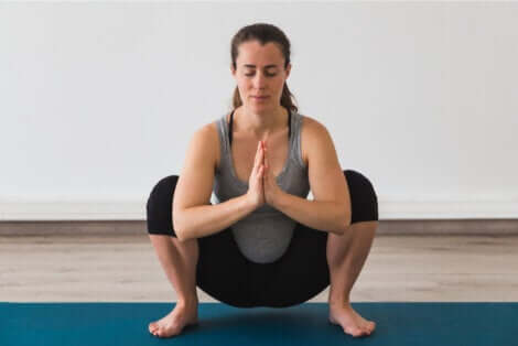 Une femme enceinte en position accroupie.