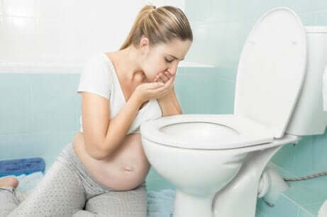 Une femme enceinte avec des nausées.