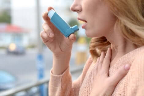 Une femme avec un inhalateur pour l'asthme. 