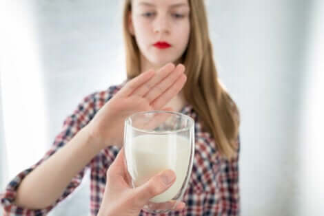 Une femme qui dit non à un verre de lait.