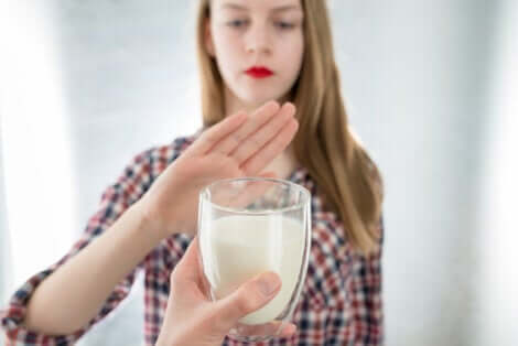 Une femme qui dit non à un verre de lait. 