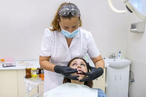 Femme subissant une extraction dentaire