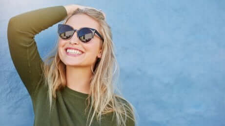 Une femme portant des lunettes.