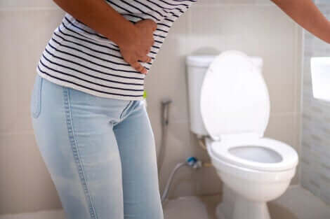 Une femme ayant mal au ventre.
