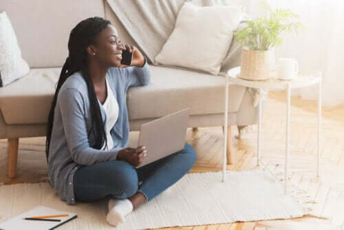 S'asseoir au sol : avantages et précautions