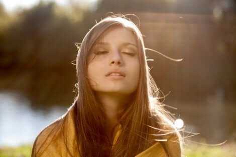 Une femme aux yeux fermés.