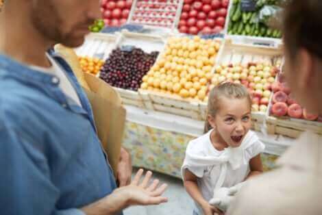 Une fille qui hurle dans un supermarché.