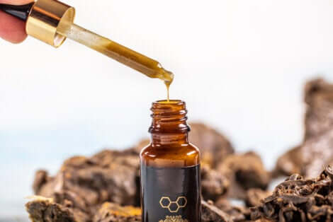 Des gouttes de propolis.